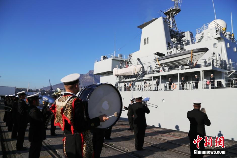 中国海军舰艇编队访问南非港口开普敦