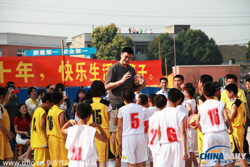四川泸州：姚明走进山区当起“篮球教练”