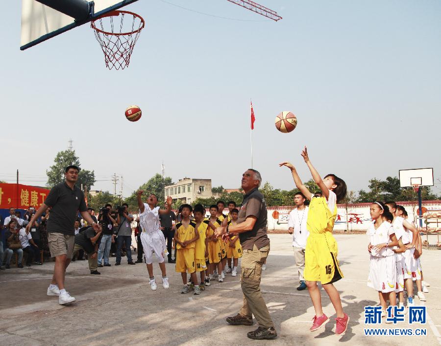 四川泸州：姚明走进山区当起“篮球教练”