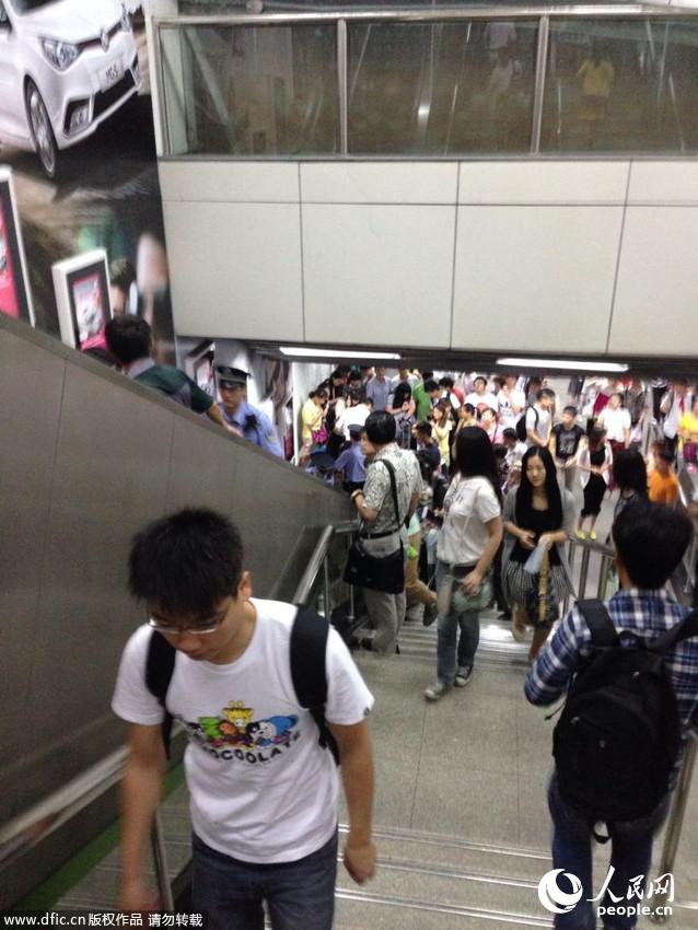 上海地铁人民广场站自动扶梯发生意外 10余人受伤