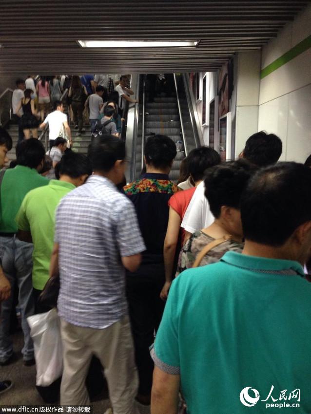 上海地铁人民广场站自动扶梯发生意外 10余人受伤