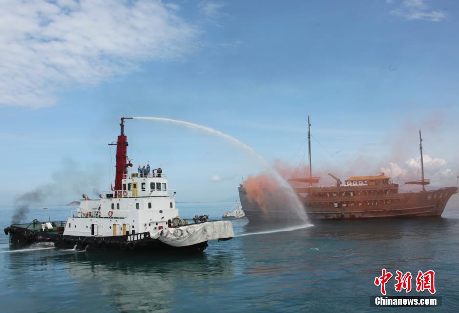 海南首次举行大型旅游船弃船演习