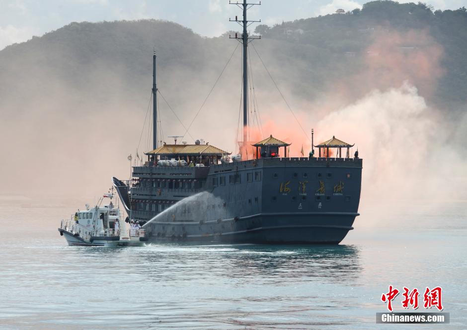 海南首次举行大型旅游船弃船演习