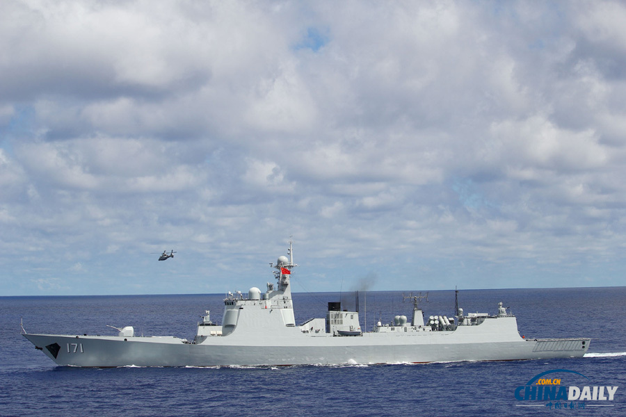 中国海军四艘舰船与其他三国海军舰船进行队形变换训练