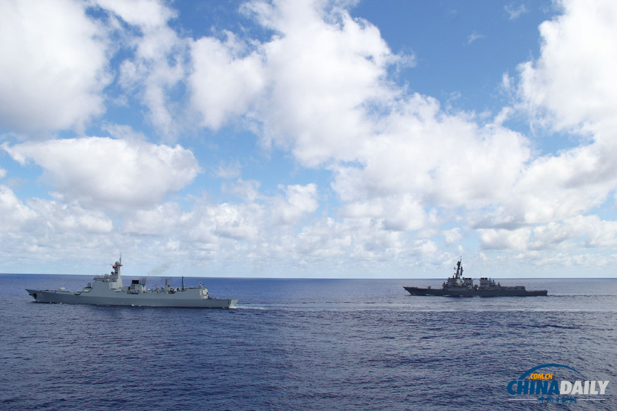 中国海军四艘舰船与其他三国海军舰船进行队形变换训练