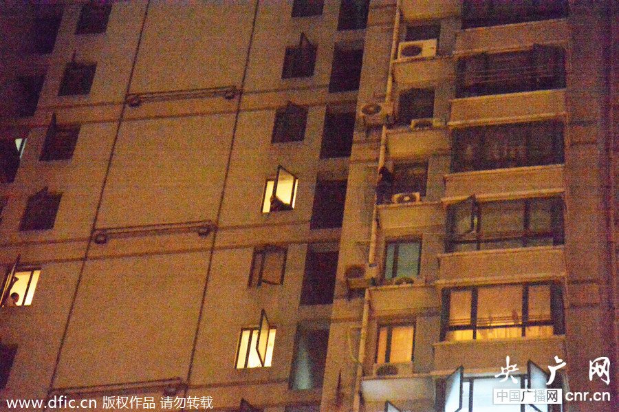 江苏常州一男子徒手爬到27楼 僵持12小时