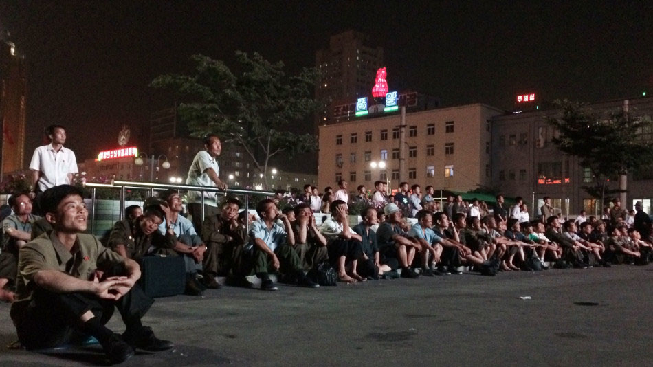 世界杯十佳图：朝鲜球迷广场观战