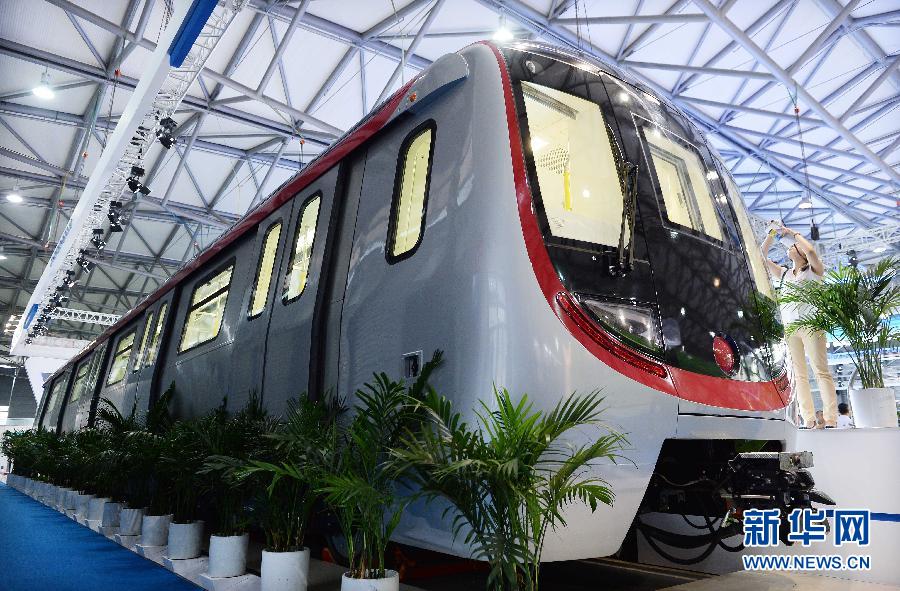 国内首列“无人驾驶”地铁列车亮相上海