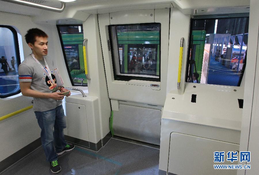 国内首列“无人驾驶”地铁列车亮相上海