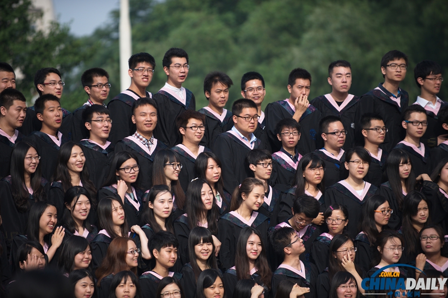 北京：对外经贸大学毕业生留影“致青春”