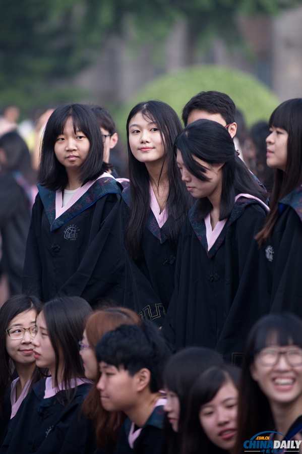 北京：对外经贸大学毕业生留影“致青春”