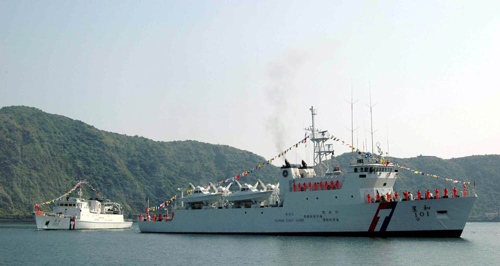 台当局将在南沙兴建码头 重型机具已运抵太平岛