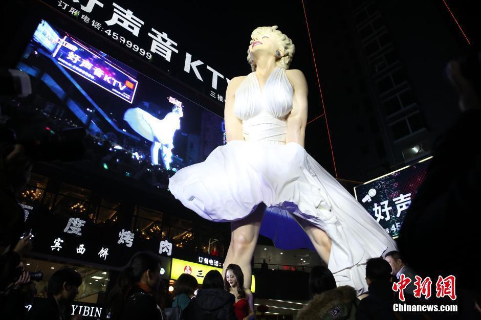 广西贵港巨型梦露雕像矗立6个月后被拆