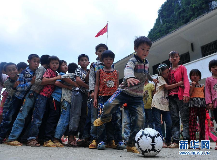 开启山村孩子的“足球梦”