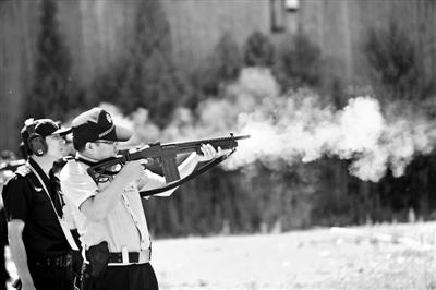 北京1300多名巡警枪械轮训：1.2秒须射中(图)