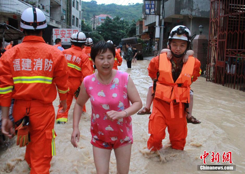 强降雨致福州玉田镇700多人被洪水围困