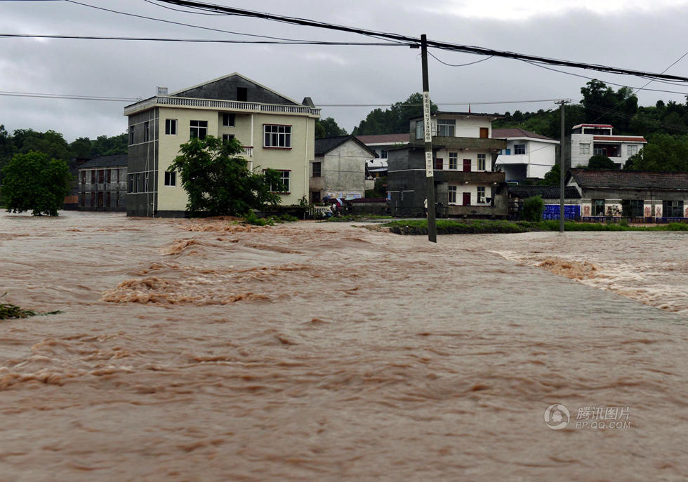 湖南多地遭暴雨袭击 216间房屋倒塌