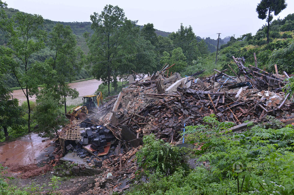 湖南多地遭暴雨袭击 216间房屋倒塌