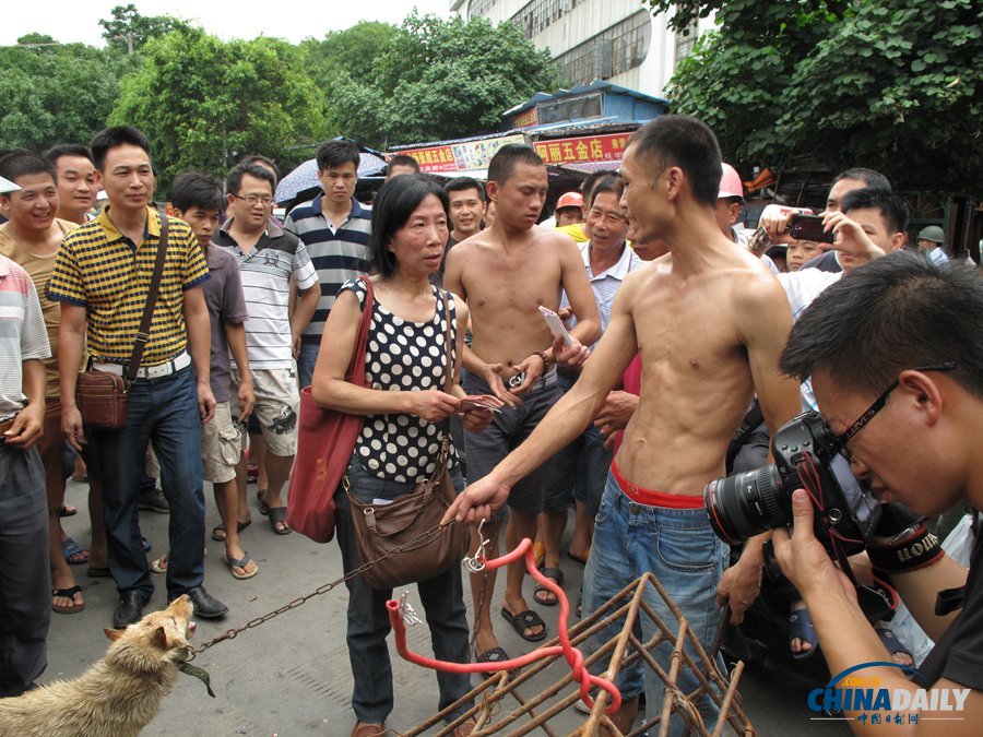 广西玉林“狗肉节”爱狗人士当街落泪 被当地群众围观嘲笑
