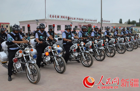 新疆12位农民捐26万买22辆摩托车送给乡政府维稳(图)
