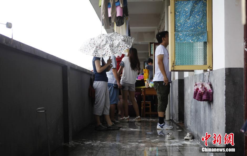 暴雨致湖南商学院部分学生宿舍成“水帘洞”