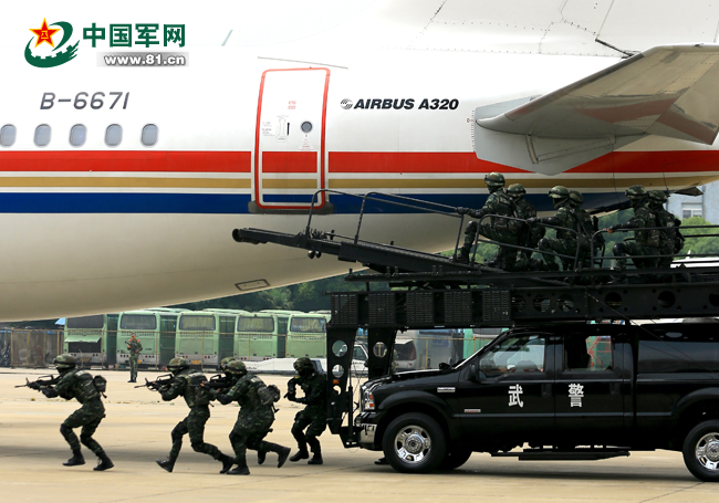武警上海总队反劫机中队进行实战化综合演练