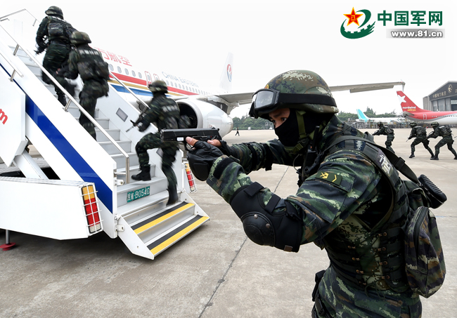 武警上海总队反劫机中队进行实战化综合演练