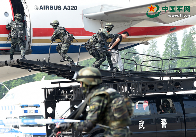 武警上海总队反劫机中队进行实战化综合演练