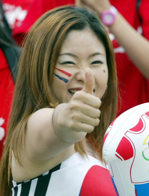 让人脸盲的韩国“红魔”啦啦队