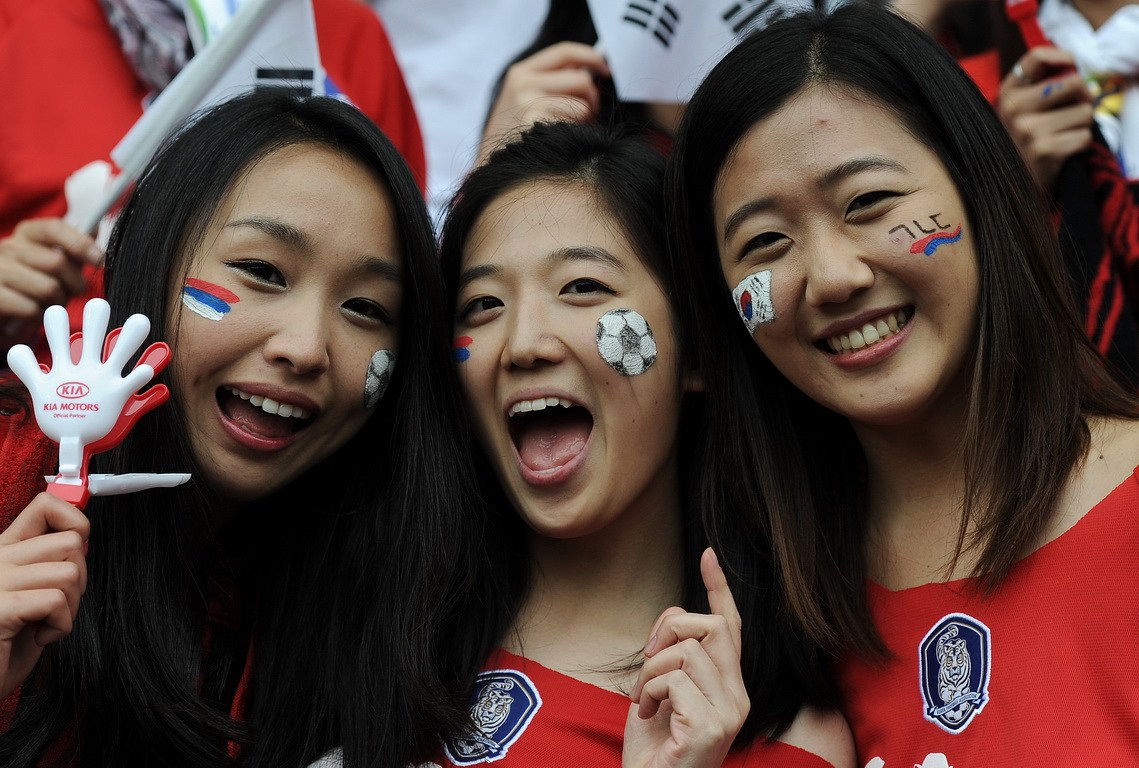 让人脸盲的韩国“红魔”啦啦队
