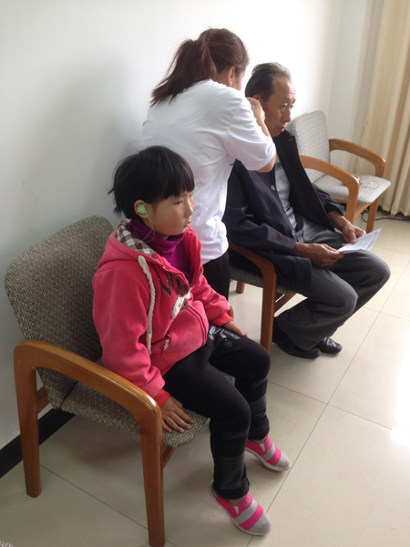 云南富民县258位听力障碍患者免费获配助听器
