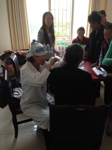 云南富民县258位听力障碍患者免费获配助听器