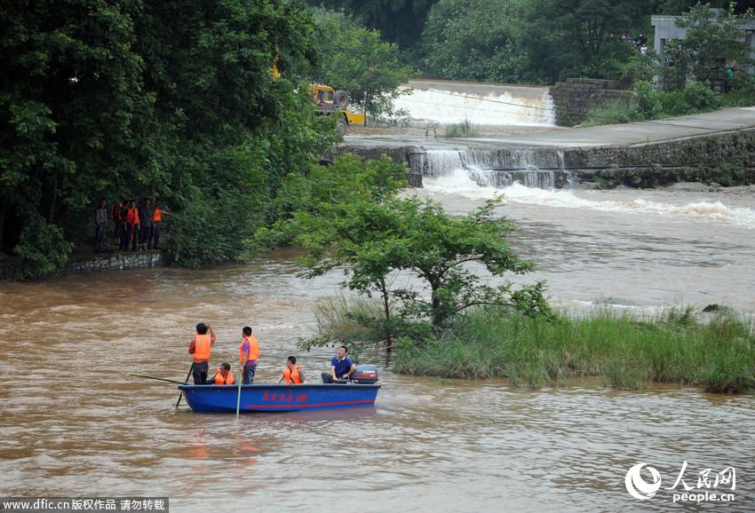 重庆东泉洪水暴涨 轿车被冲走2人死亡