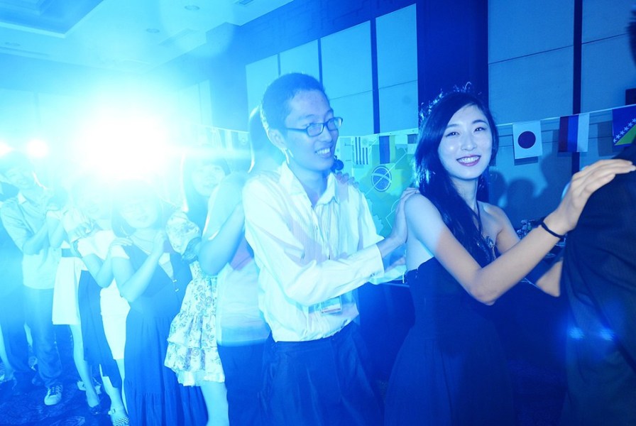 济南高中生在四星酒店内举行毕业舞会