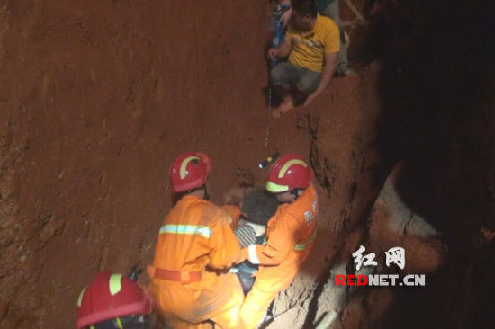 湖南：男子因塌方被埋5米深 挖出后生还
