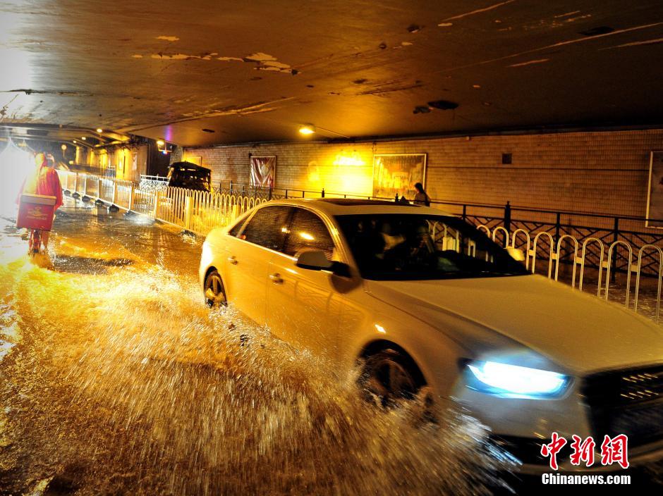 广州再遭暴雨袭城 积水严重交通受阻