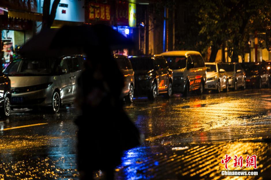 广州再遭暴雨袭城 积水严重交通受阻