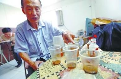 重庆老人为健身喝尿24年 查出肾功能衰竭