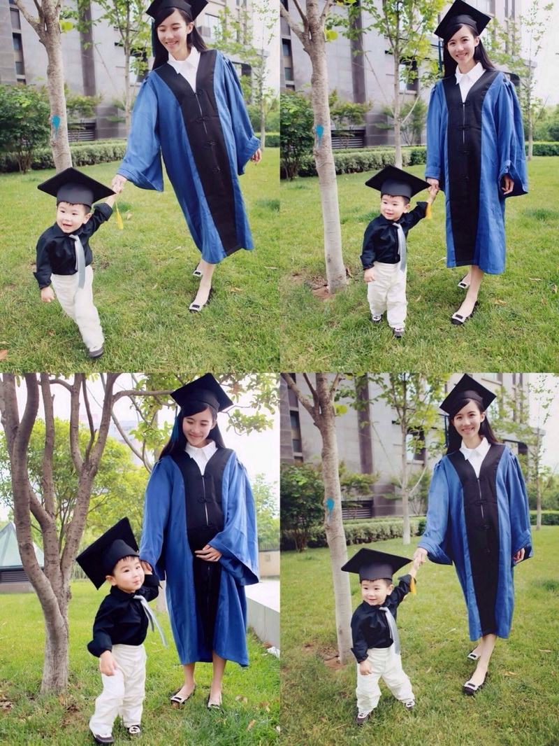 美女硕士抱儿子怀女儿拍毕业照 网友赞:人生赢家
