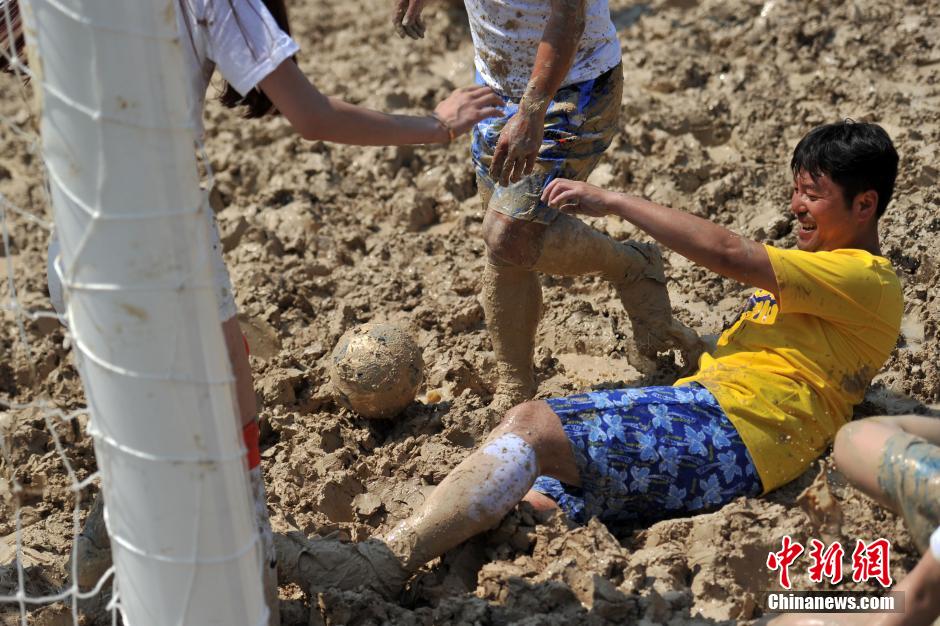 俊男美女泥浆混战 泥浆足球世界杯激情上演