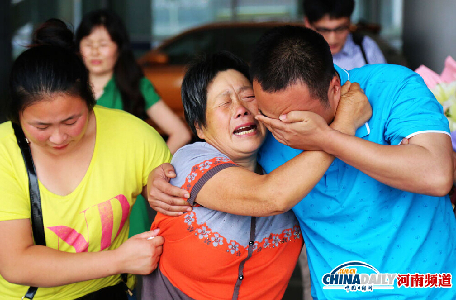 失联11年儿子重回母亲身边 母子团聚抱头痛哭