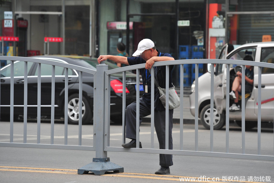 斑马线安护栏市民跨栏过街显身手