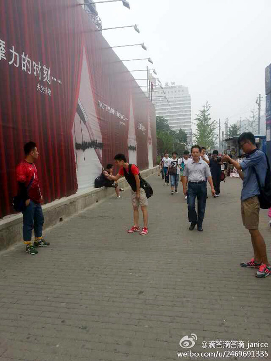 北京男子看世界杯丢工作 街头举牌求“人性化老板”(高清组图)