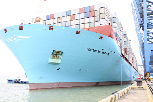 广州南沙港区迎来集装箱船“巨无霸” 海事保驾护航