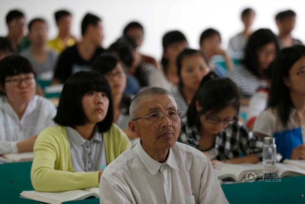 浙江73岁爷爷大学生毕业圆梦 打算继续考研