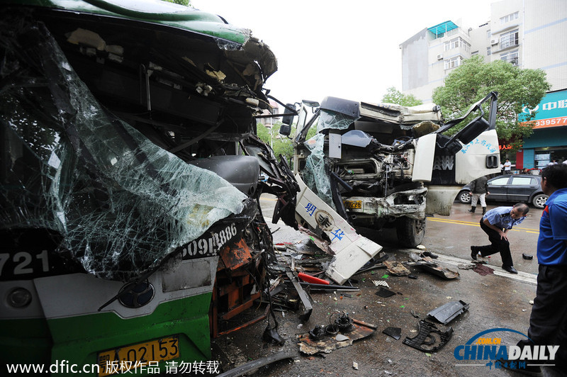 武汉一搅拌车失控撞向公交车 车头深陷32人受伤送医