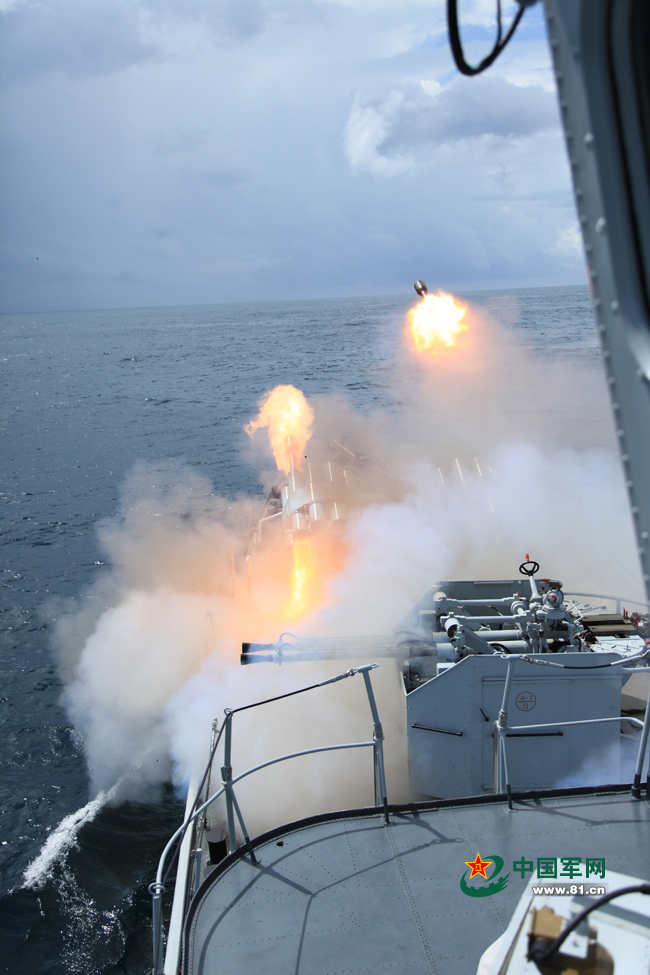东海舰队某护卫舰大队组织舰艇进行实射火箭深弹