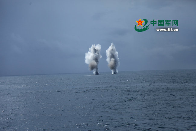 东海舰队某护卫舰大队组织舰艇进行实射火箭深弹