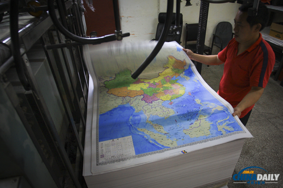 湖南：竖版中国地图问世走俏 正加紧印制