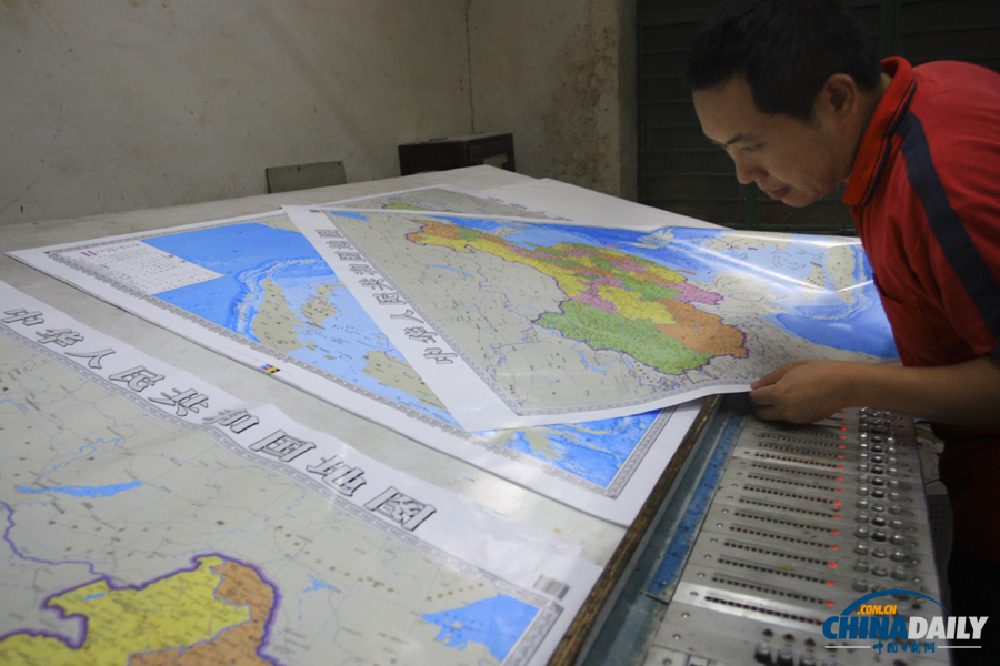 湖南：竖版中国地图问世走俏 正加紧印制